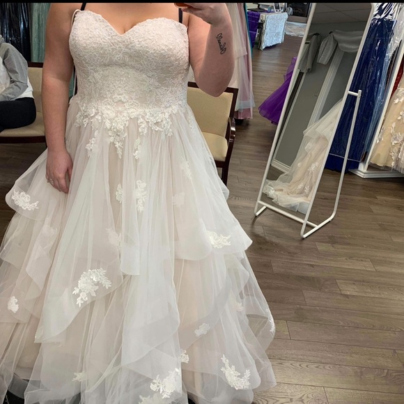 Brand New Wedding Dress - Picture 1 of 3